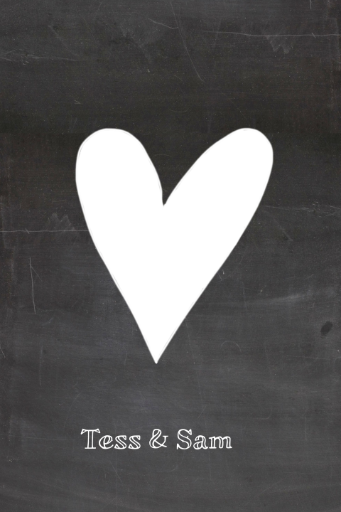 Trouwkaart met wit hart op krijtbord-look achtergrond