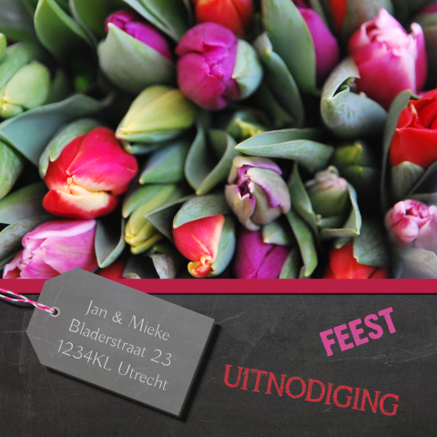 Uitnodigingskaart met prachtige tulpen en krijtbord look