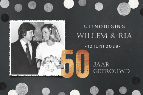 50 jaar getrouwd uitnodiging met krijtbord en confetti