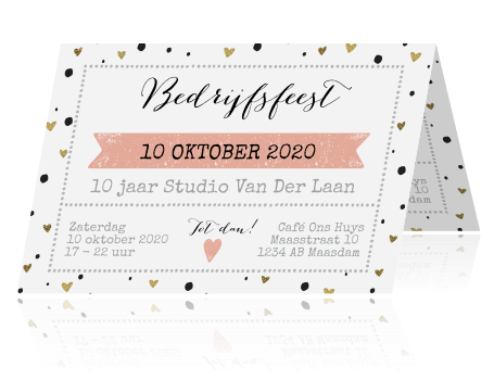 Uitnodiging bedrijfsuitje of personeelsfeest met goudkleurige hartjes